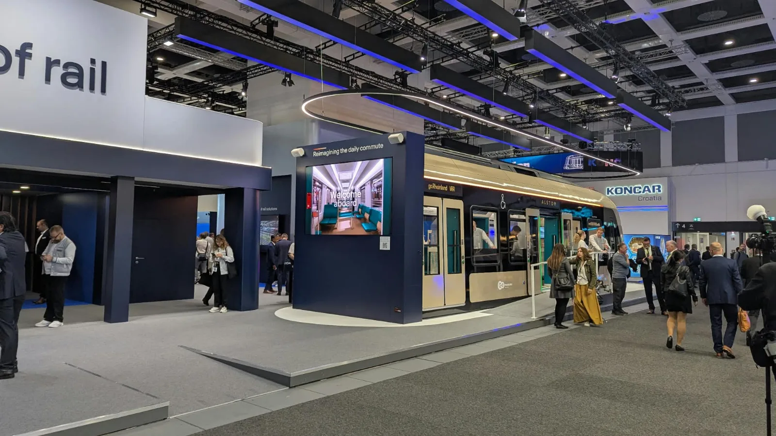 Stand Alstom au salon InnoTrans de Berlin : une rame exposée et un grand écran d'accueil
